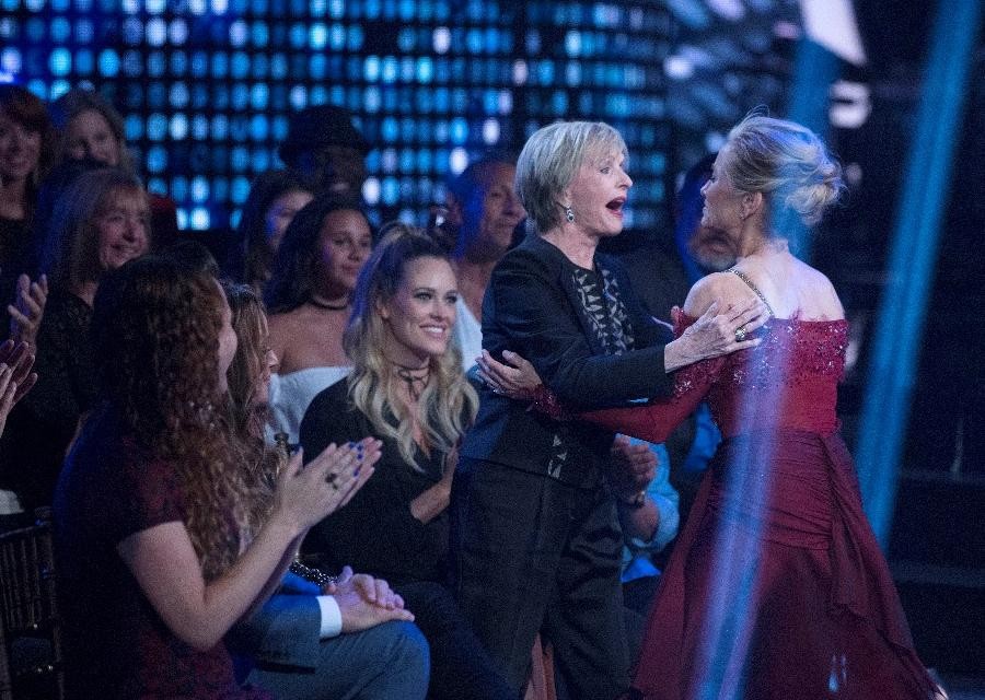 Former Brady Bunch Mom Surprises Her TV Daughter On Dancing With The Stars