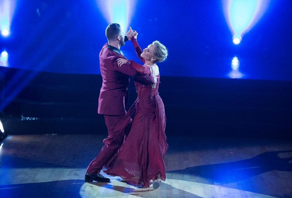 Former Brady Bunch Mom Surprises Her TV Daughter On Dancing With The Stars