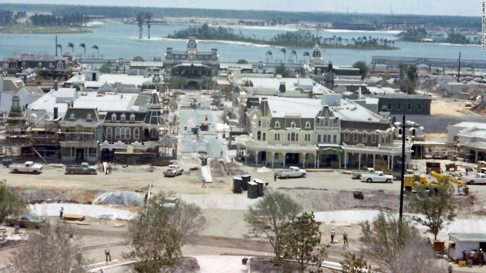 Building The Magic - Vintage Photos Of The Construction Of Disney World