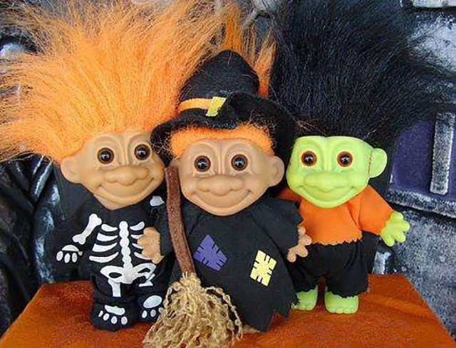 90's Kids Will Recognize These Throw Back Halloween Pics