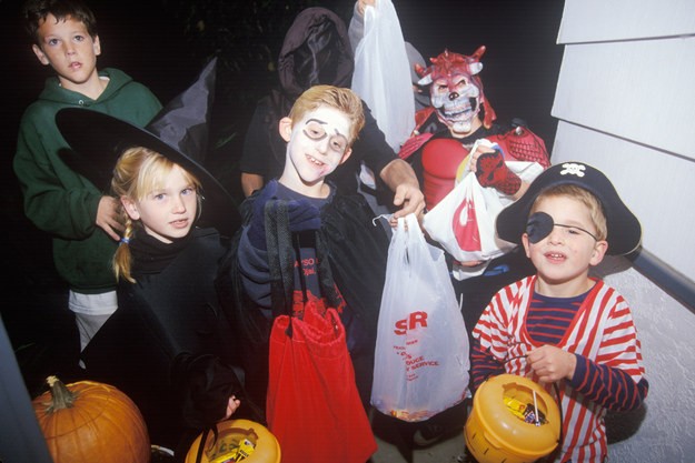 90's Kids Will Recognize These Throw Back Halloween Pics